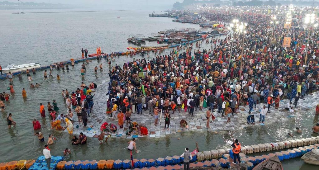 Lakhs take dip at Sangam on Mahashivaratri; safety tightened Lakhs take dip at Sangam on Mahashivaratri; security tightened