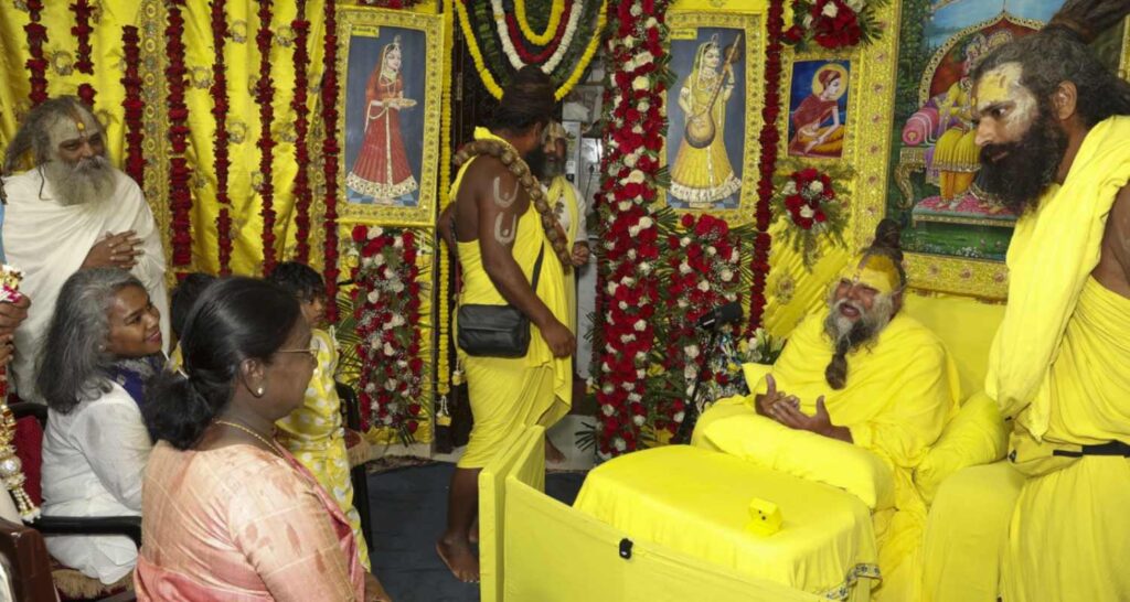 President Murmu meets Premanand Maharaj