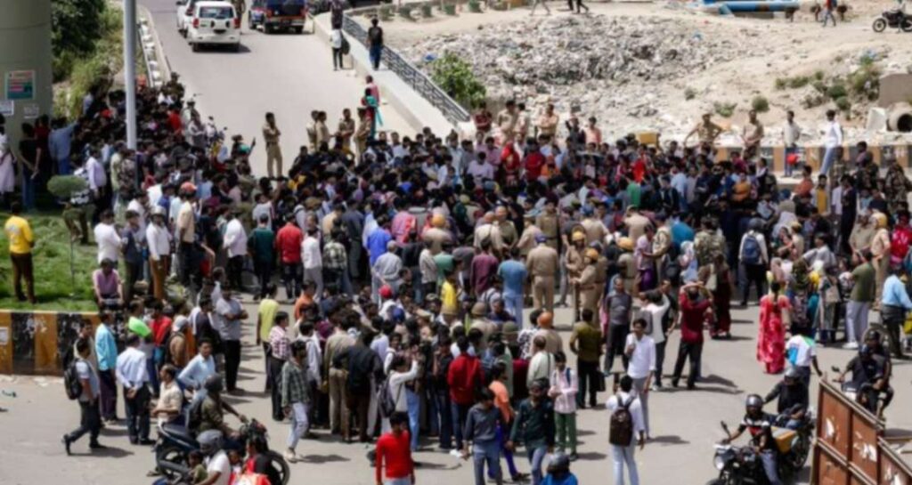 Protests over low wages proceed in Noida Protests over low wages continue in Noida