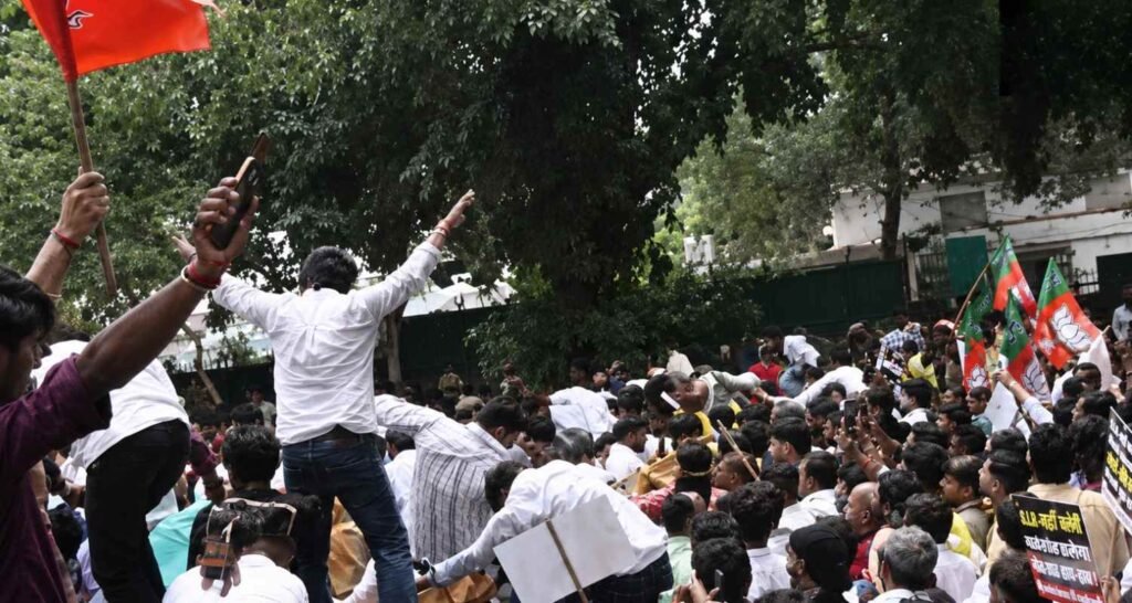 Clash erupts between Police, BJP during protest outside AAP offic...