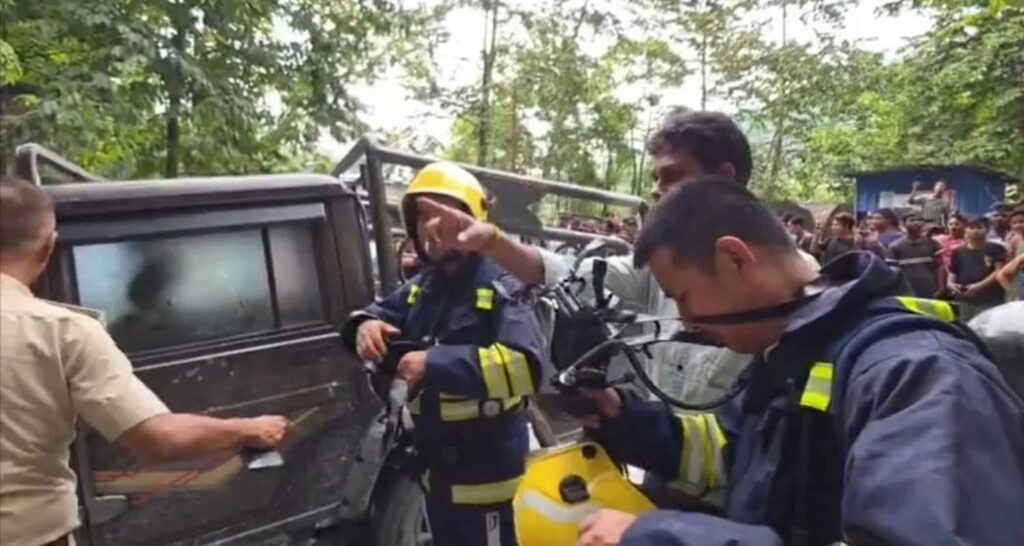 27 employees trapped in tunnel after landslide in Sikkim 27 workers trapped in tunnel after landslide in Sikkim