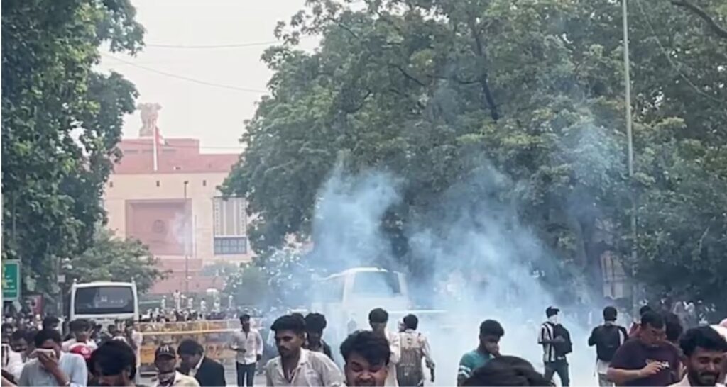 CJP protest spirals into chaos; Police hearth tear gasoline, wield lathi… CJP protest spirals into chaos; Police fire tear gas, wield lathi...