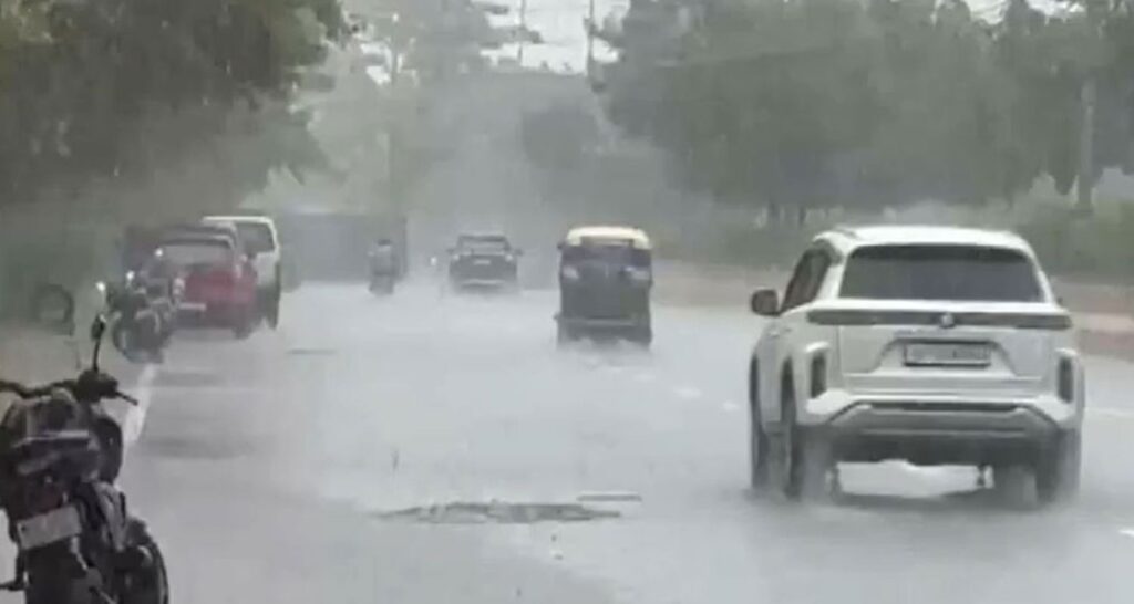 Delhi paralysed; 3 useless because of heavy rainfall Delhi paralysed; 3 dead due to heavy rainfall