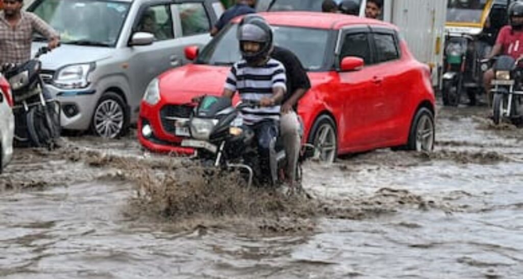 Floods, gridlock & landslides: Rain hits onerous from North to South Floods, gridlock & landslides: Rain hits hard from North to South