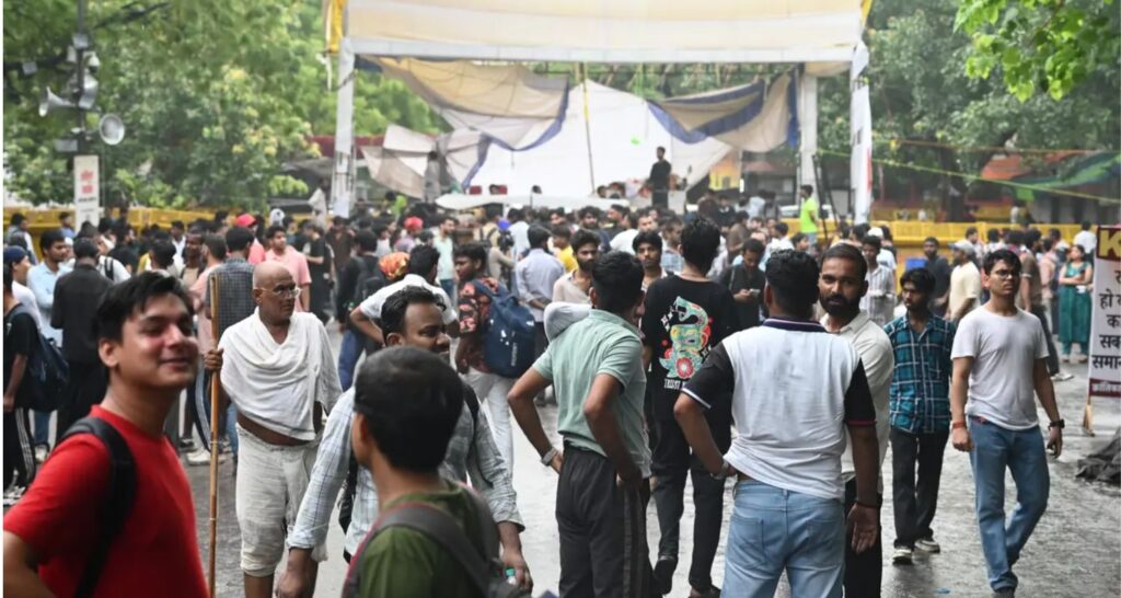 Protesters keep put at Jantar Mantar; Dipke apologises to injured Protesters stay put at Jantar Mantar; Dipke apologises to injured