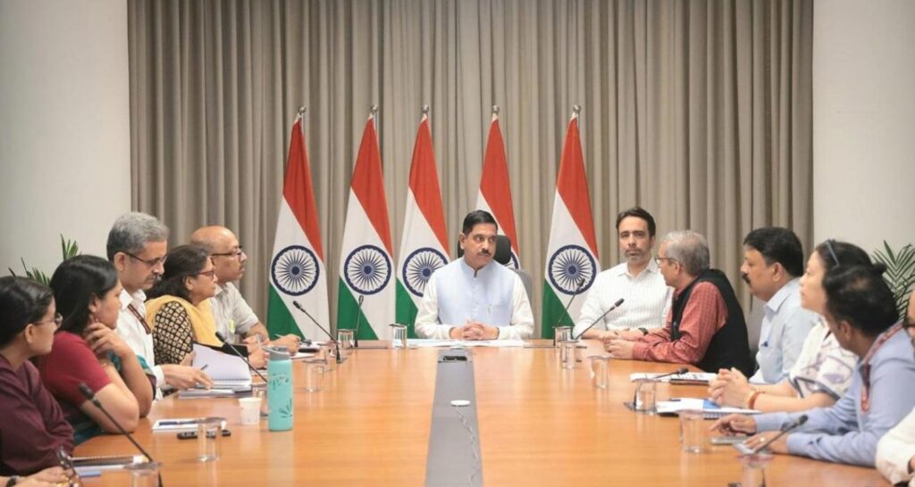 Union Minister Pralhad Joshi on Sunday formally assumed price … Union Minister Pralhad Joshi on Sunday officially assumed charge ...