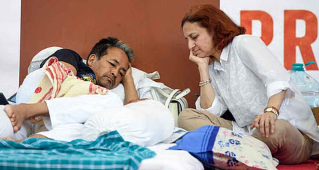 Wangchuk’s spouse says “misplaced religion” in health center, strikes Delhi HC Wangchuk's wife says "lost faith" in hospital, moves Delhi HC